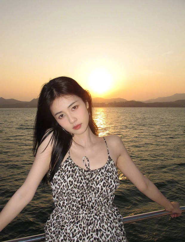 白鹿豹纹吊带 海上怡然自得-3