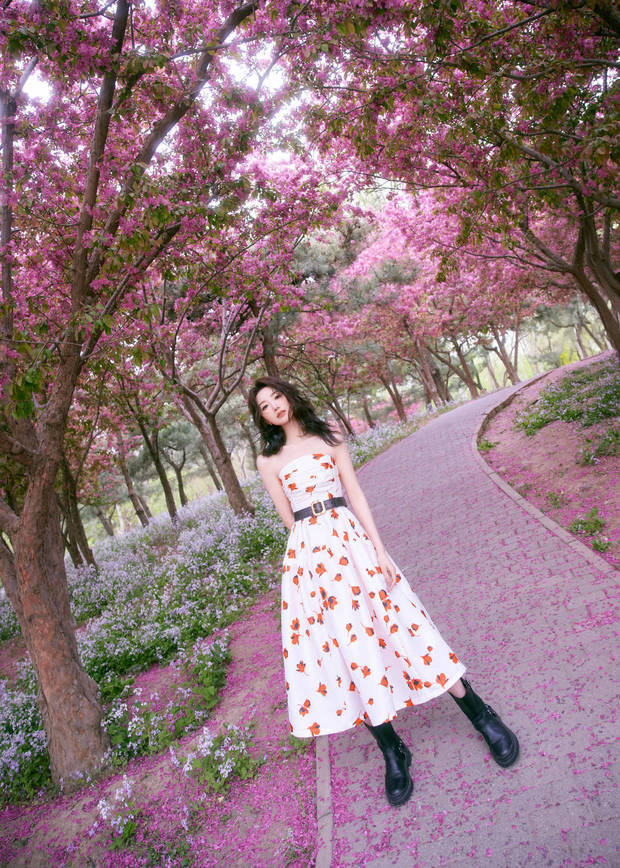 毛晓彤印花裙漫步公园，甜美少女气息满屏溢-3