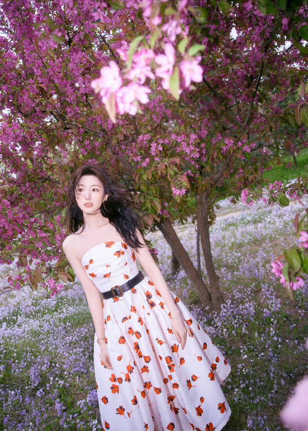 毛晓彤印花裙漫步公园，甜美少女气息满屏溢-1