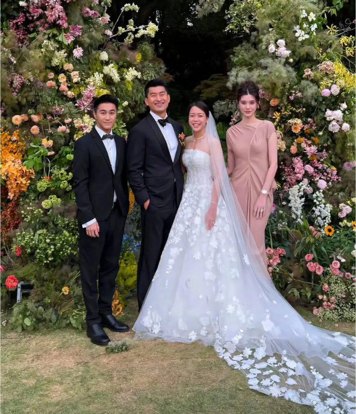 何猷君奚梦瑶出席好友婚礼，粉裙亮相气质出众-1