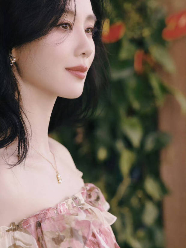 刘诗诗《印花露肩裙》灵动甜美惊艳亮相-4