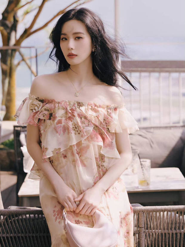 刘诗诗《印花露肩裙》灵动甜美惊艳亮相-3