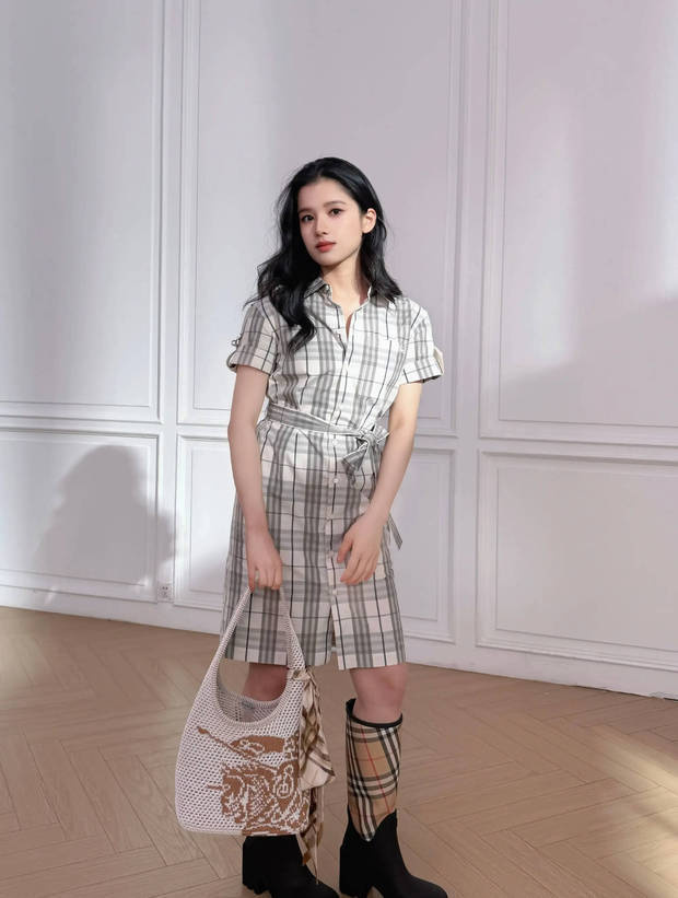 张婧仪《格子裙》造型亮眼 卷发添少女俏皮-2
