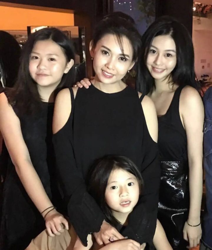 邱淑贞与三千金同框，沈月24岁再现母亲风采-1