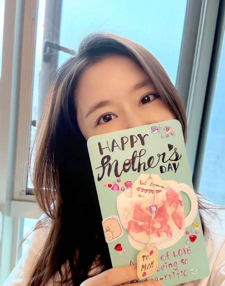 林心如分享8岁女儿母亲节贺卡，幸福笑容溢于言表-1