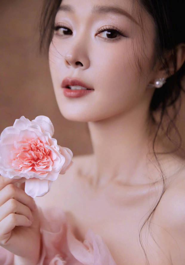 宋轶春日化身花神，粉裙勾勒柔美身姿-3
