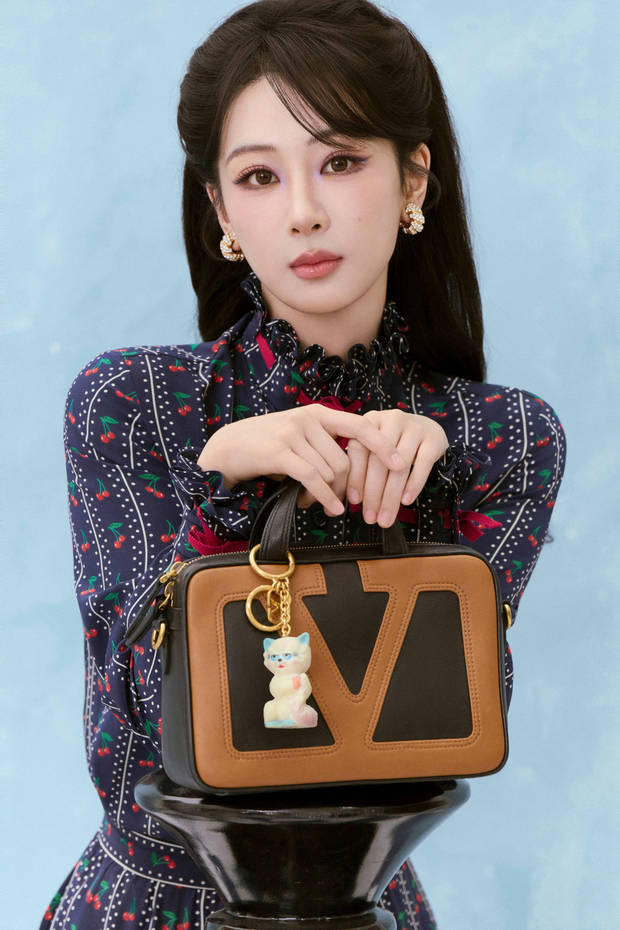 杨紫《樱桃碎花裙》甜妹风，微卷发型演绎复古温柔-2
