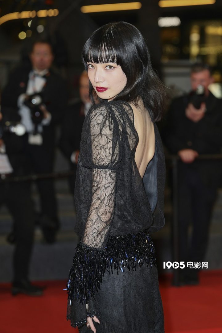 《8号出口》戛纳首映：二宫和也与小松菜奈惊艳登场！-2