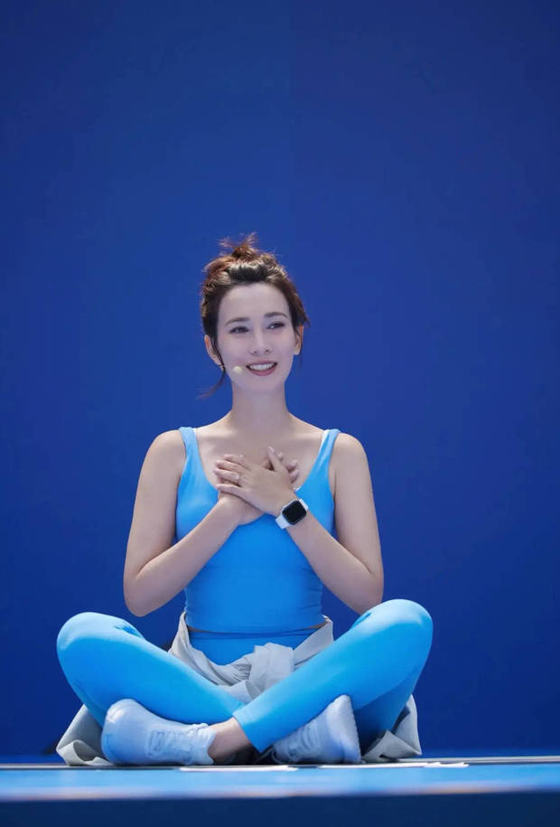 韩庚妻子卢靖姗瑜伽服亮相，二胎孕肚初显马甲线抢眼-2