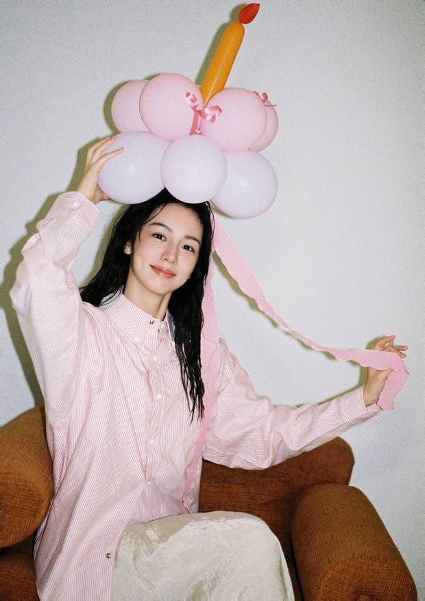 周也穿粉条纹衬衫，戴气球似梦幻少女-2
