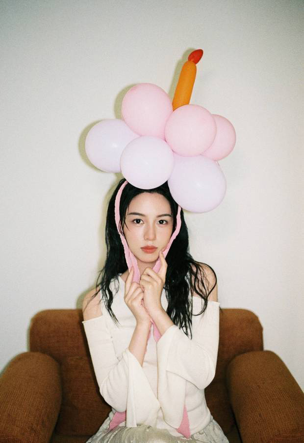 周也穿粉条纹衬衫，戴气球似梦幻少女-1