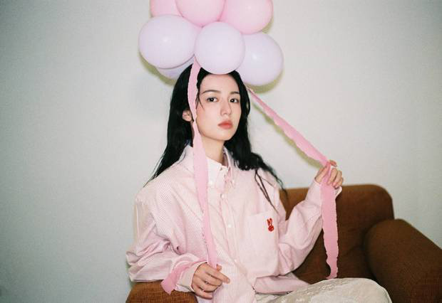 周也穿粉条纹衬衫，戴气球似梦幻少女-3