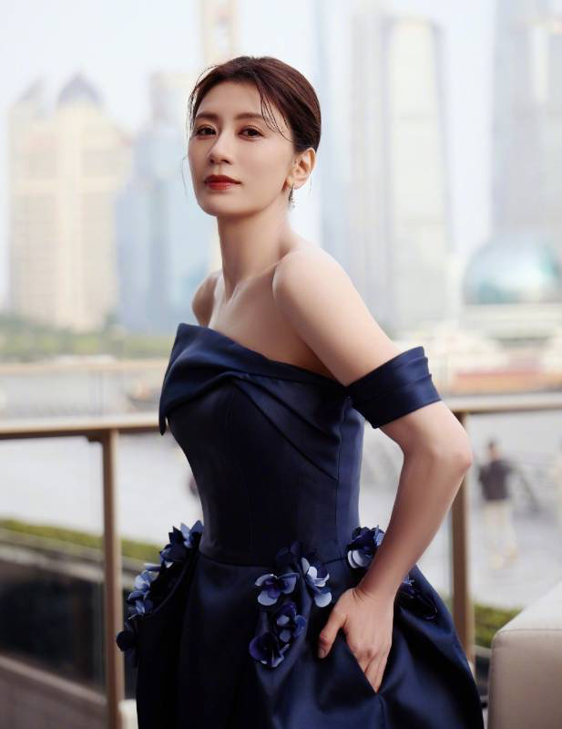 贾静雯蓝裙露美背，优雅诠释熟女魅力-2