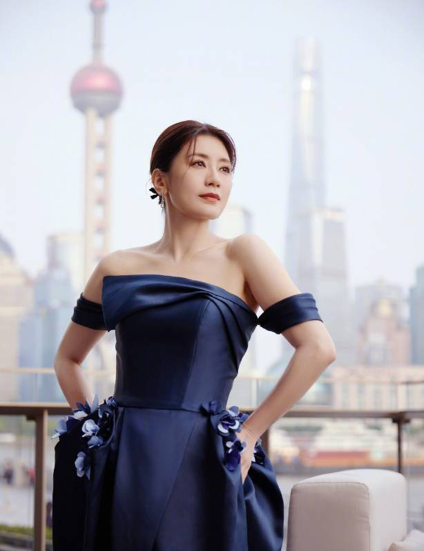 贾静雯蓝裙露美背，优雅诠释熟女魅力-1