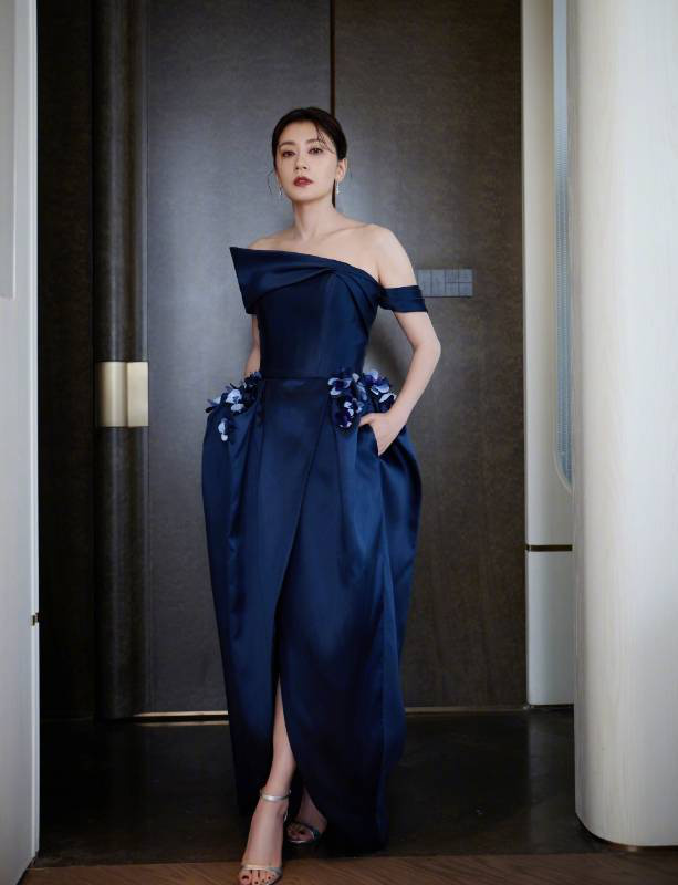 贾静雯蓝裙露美背，优雅诠释熟女魅力-3