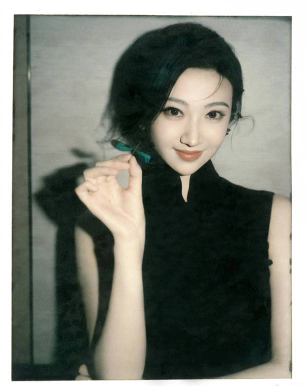 景甜穿《黑色无袖旗袍裙》戴红花复古明艳-2