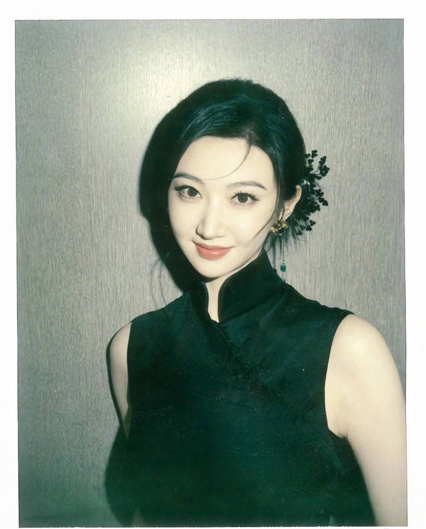 景甜穿《黑色无袖旗袍裙》戴红花复古明艳-3