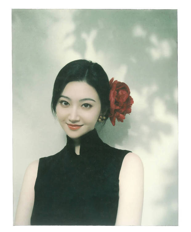 景甜穿《黑色无袖旗袍裙》戴红花复古明艳-4