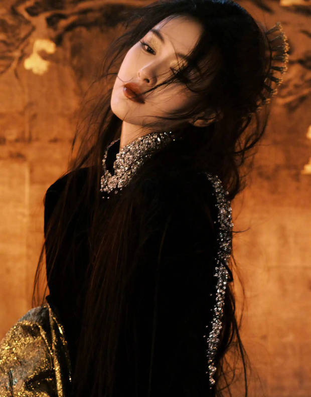 唐嫣穿黑裙显曲线，鎏金眼妆展高级酷飒风-1