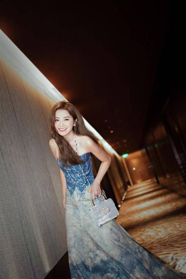 蔡卓妍蓝色抹胸裙亮相,清新气质惊艳全场!-1 蔡卓妍蓝色抹胸裙亮相,清新气质惊艳全场!-1