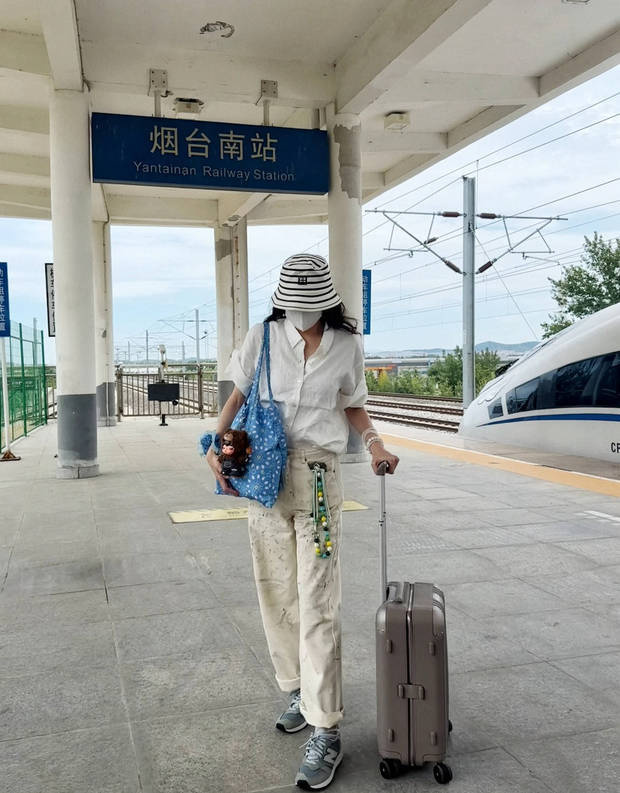 宋佳高铁站休闲装扮，俏皮远望，灵动十足-1