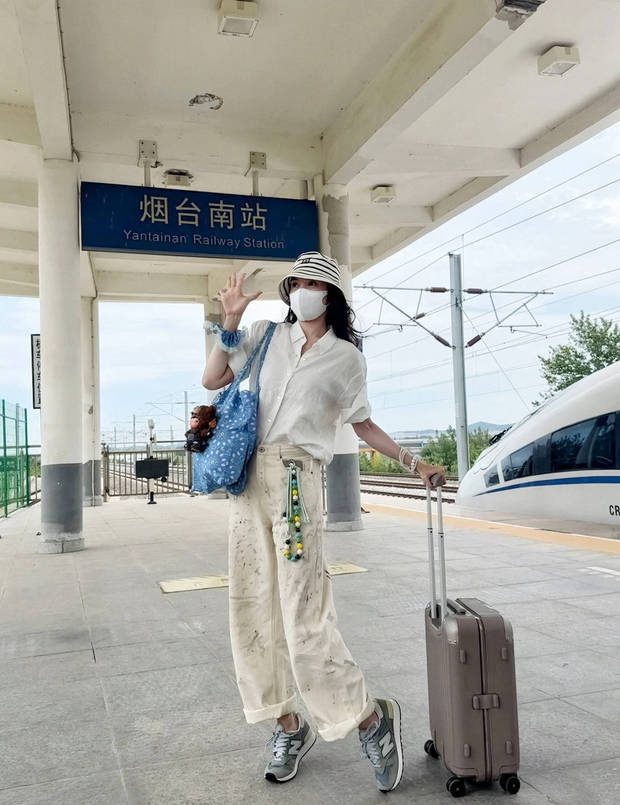 宋佳高铁站休闲装扮，俏皮远望，灵动十足-3