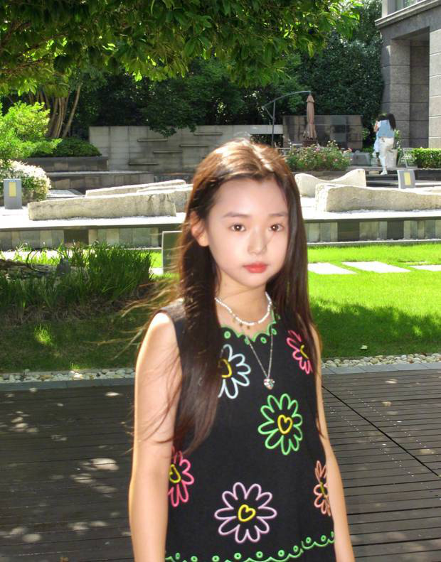 董璇携小酒窝沐言共拍温馨母女照，9岁小酒窝活泼可爱-2