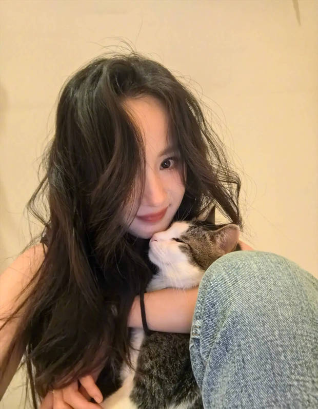 杨幂立夏晒照:与猫咪亲昵瞬间,爱意满满-1 杨幂立夏晒照:与猫咪亲昵瞬间,爱意满满-1