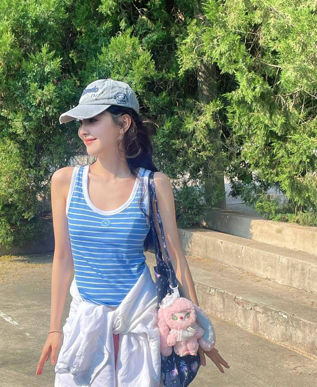 夏日活力章若楠,吊带造型搭配粉色玩偶灵动吸睛-3 夏日活力章若楠,吊带造型搭配粉色玩偶灵动吸睛-3