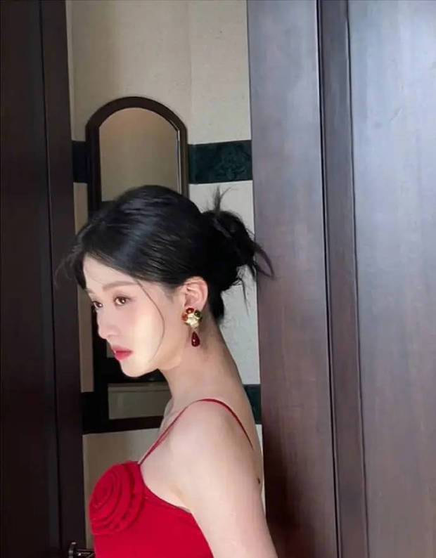 乔欣深V红裙优雅亮相,身姿婀娜如玫瑰绽放-1 乔欣深V红裙优雅亮相,身姿婀娜如玫瑰绽放-1
