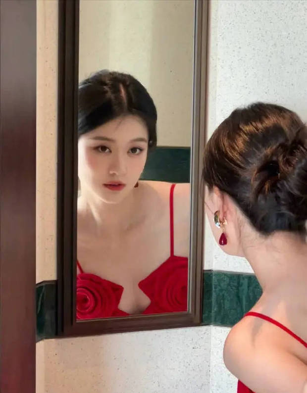 乔欣深V红裙优雅亮相,身姿婀娜如玫瑰绽放-2 乔欣深V红裙优雅亮相,身姿婀娜如玫瑰绽放-2