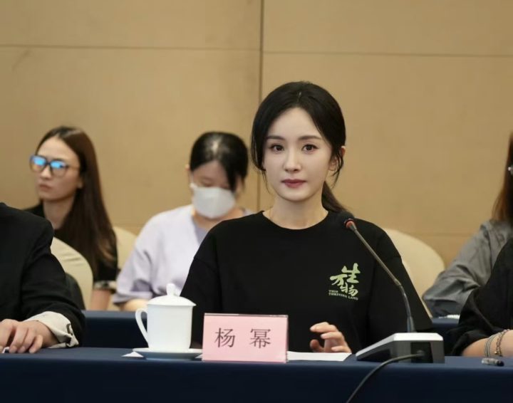 杨幂教师节致敬“特别老师”-1 杨幂教师节致敬“特别老师”-1