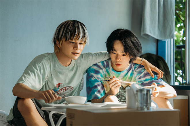 《愚者的身份》剧照：绫野刚与木南晴夏共度灯下时光-1