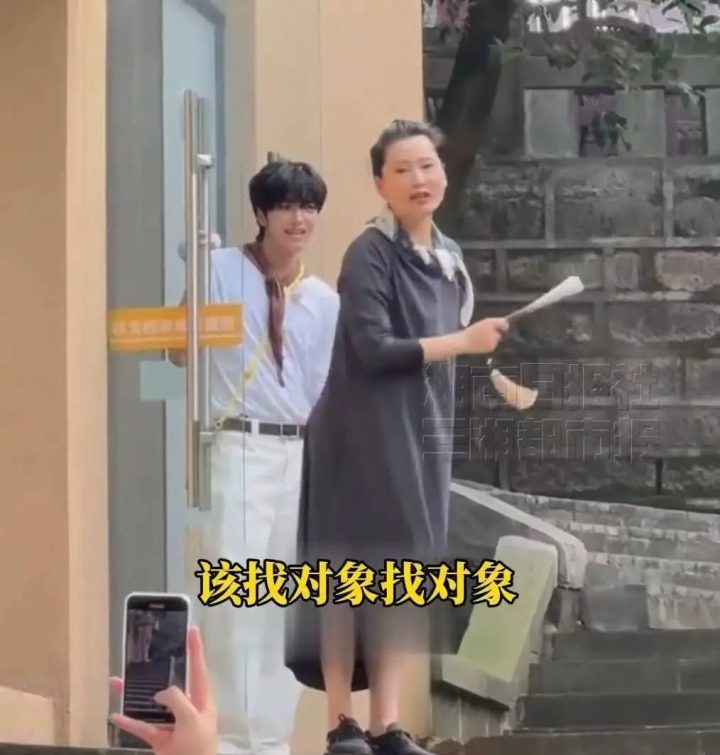 何赛飞温馨提醒粉丝：生活要精彩，追星外也要恋爱！-2
