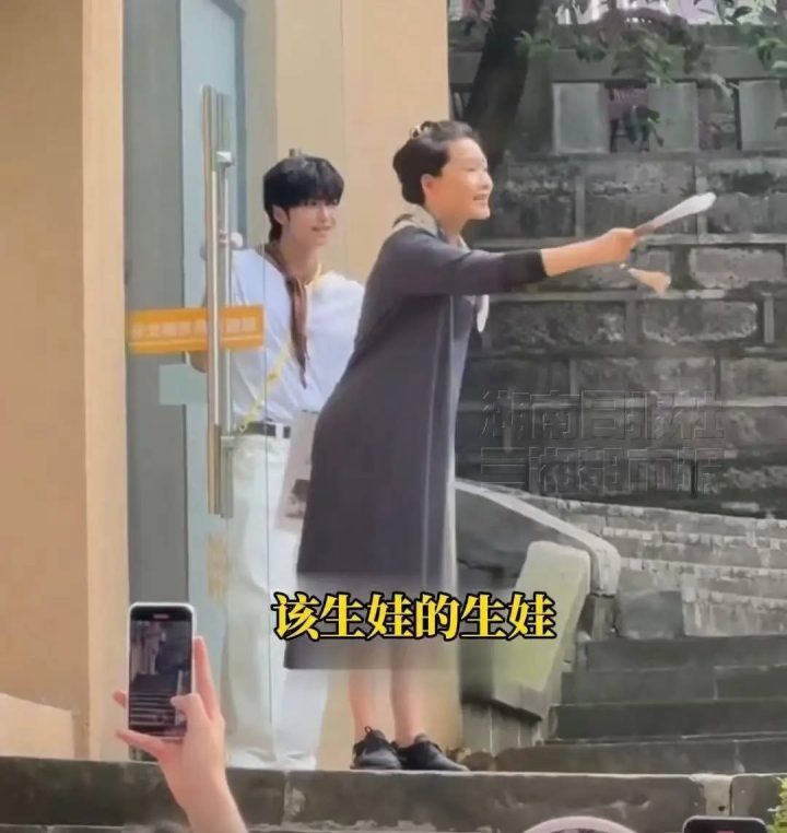 何赛飞温馨提醒粉丝：生活要精彩，追星外也要恋爱！-1