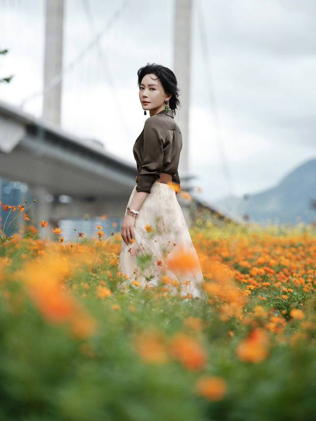 陈数秋日田园美照:花海邂逅,知性优雅尽显-2 陈数秋日田园美照:花海邂逅,知性优雅尽显-2