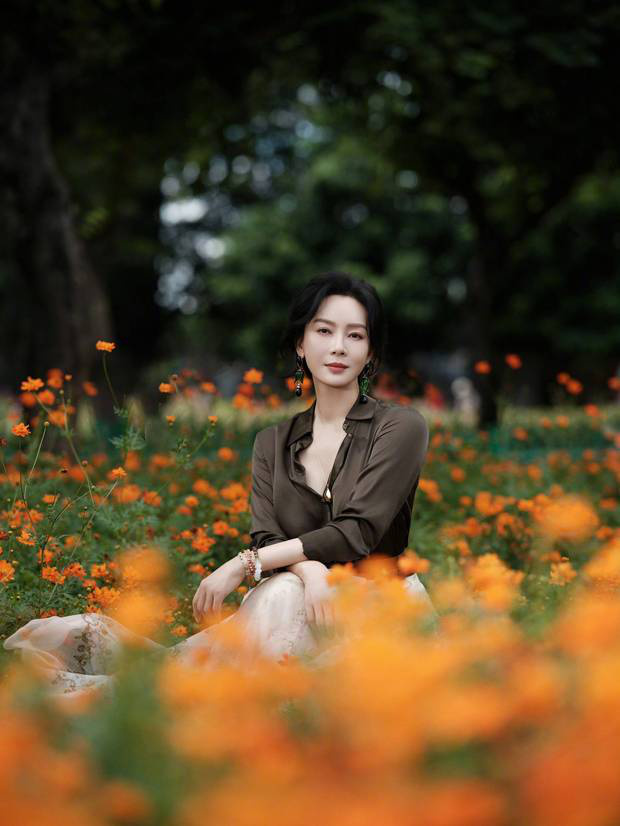 陈数秋日田园美照:花海邂逅,知性优雅尽显-1 陈数秋日田园美照:花海邂逅,知性优雅尽显-1