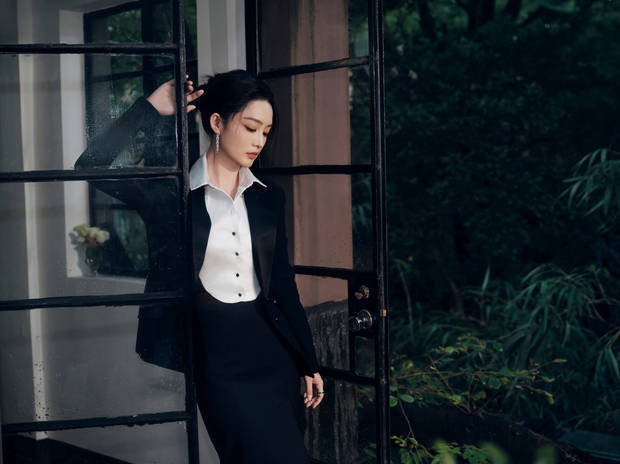 李沁黑色拖地西装裙，尽显华丽大气！-1