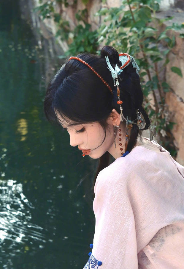 鞠婧祎粉裙俏皮嘟嘴《甜笑娇憨》-1