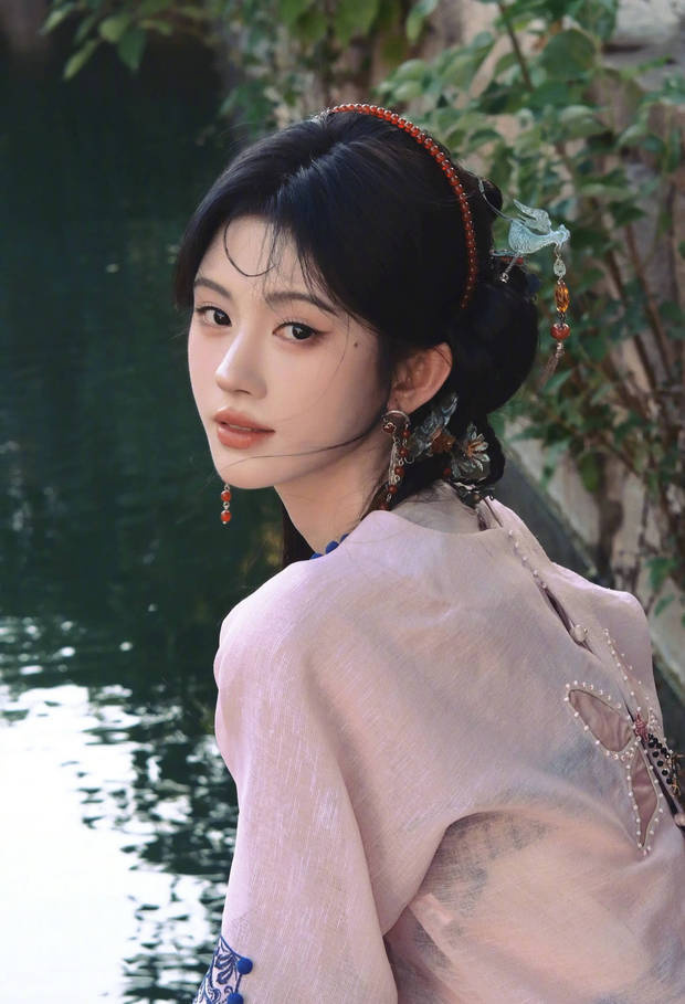 鞠婧祎粉裙俏皮嘟嘴《甜笑娇憨》-3