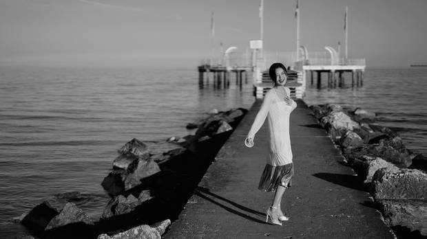 白衣辛芷蕾海边回眸,静美气质中透出生命活力-2 白衣辛芷蕾海边回眸,静美气质中透出生命活力-2