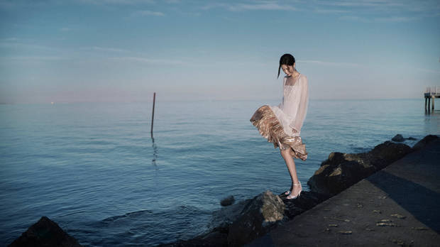 白衣辛芷蕾海边回眸,静美气质中透出生命活力-1 白衣辛芷蕾海边回眸,静美气质中透出生命活力-1