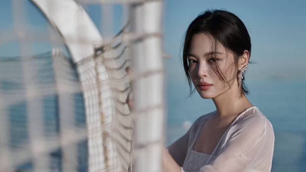 白衣辛芷蕾海边回眸,静美气质中透出生命活力-4 白衣辛芷蕾海边回眸,静美气质中透出生命活力-4