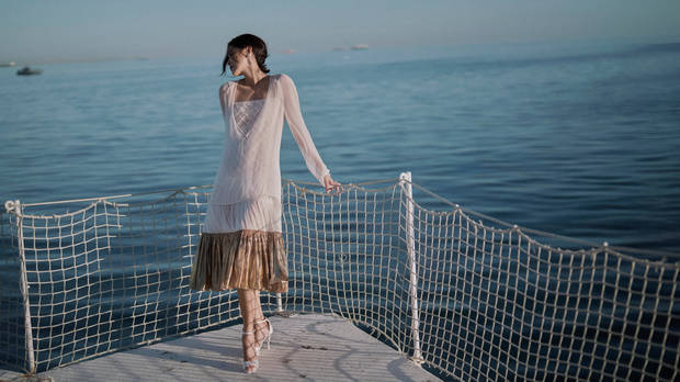 白衣辛芷蕾海边回眸,静美气质中透出生命活力-3 白衣辛芷蕾海边回眸,静美气质中透出生命活力-3