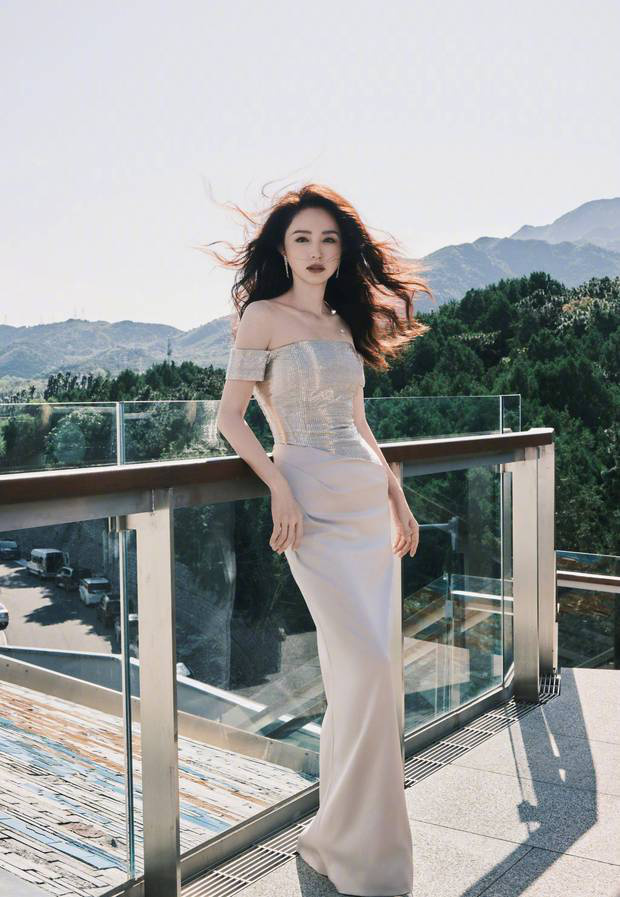 董璇白色露肩礼服,尽显女神风采-1 董璇白色露肩礼服,尽显女神风采-1