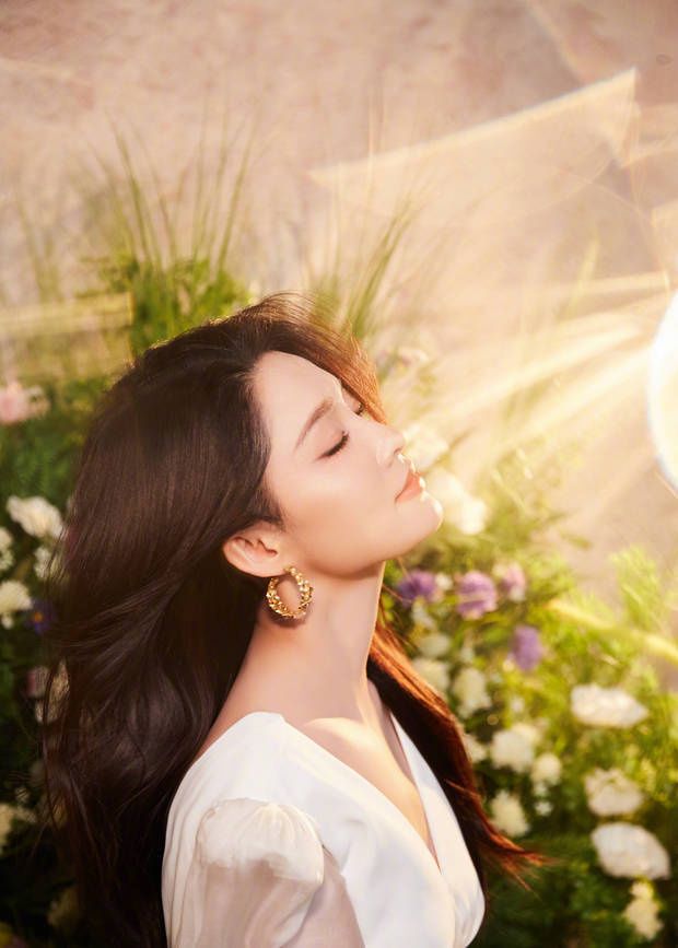 李沁白色礼服亮相，笑容灿烂-3