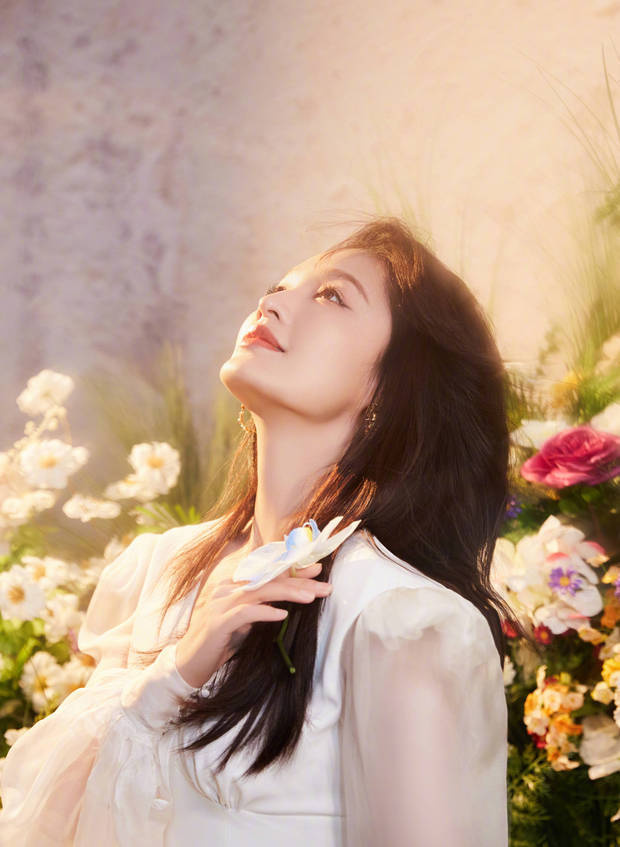 李沁白色礼服亮相，笑容灿烂-2