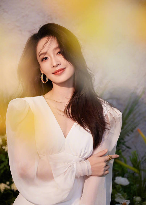 李沁白色礼服亮相，笑容灿烂-1