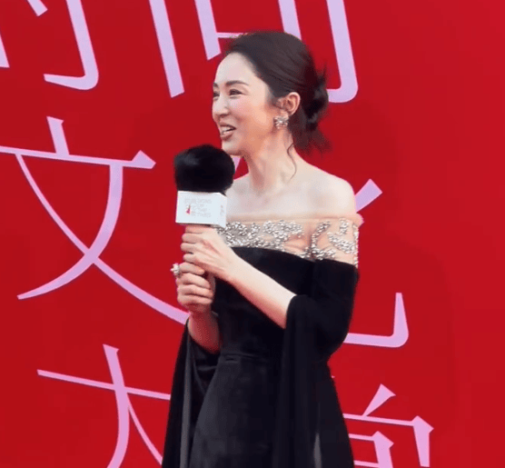 董璇谈张维伊婚事争议:感谢关心!-1 董璇谈张维伊婚事争议:感谢关心!-1