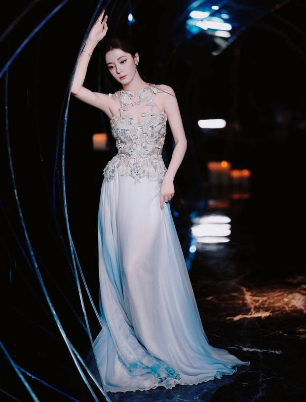 迪丽热巴演绎蓝白裙,尽显高贵优雅-1 迪丽热巴演绎蓝白裙,尽显高贵优雅-1